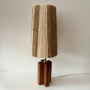 Handgemaakte lamp met stoere voet
