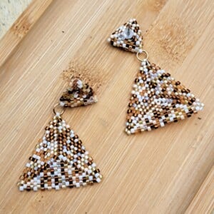 Handgemaakte oorbellen met kralen - Confetti design in bruintinten met rvs oorstekers