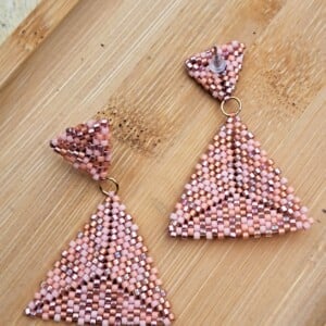 Handgemaakte oorbellen met kralen - Confetti design in rozetinten met rvs oorstekers