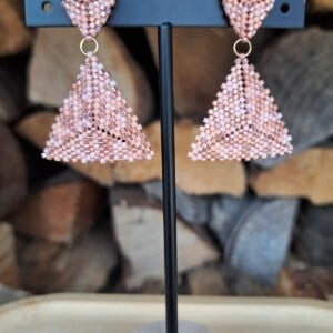 Handgemaakte oorbellen met kralen - Confetti design in rozetinten met rvs oorstekers