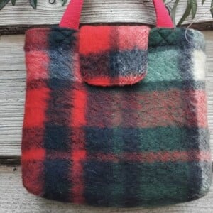 Handtasje van vintage deken, duurzaam en handgemaakt.