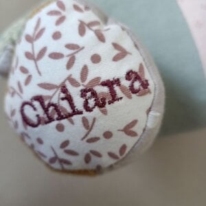 Herinneringsbeer van eerste babykleertjes