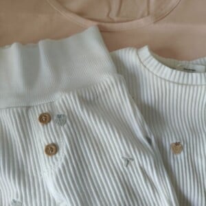 Herinneringshaasje van eerste babykleding