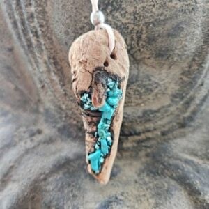 Ketting 008 drijfhout met turquoise steentjes en gebroken glas