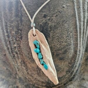 Ketting 012 drijfhout met turquoise steentjes