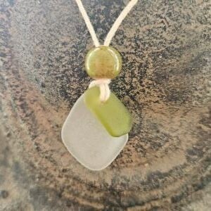 Ketting 019, 2 kleuren zeeglas wit en groen met aardewerk kraal