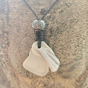 Ketting 020, wit zeeglas en gefossiliseerde schelp ( grijs).