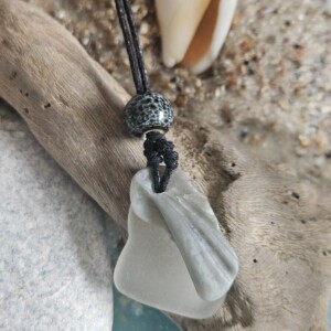 Ketting 020, wit zeeglas en gefossiliseerde schelp ( grijs).