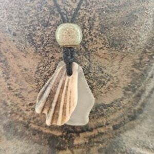 Ketting 022 met 1x zeeglas wit en gefossiliseerde schelp grijs.
