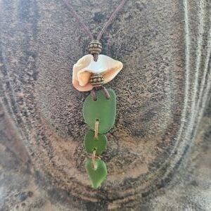 Ketting 023, met 2x groen zeeglas en 1x gefossiliseerde schelp (beige)