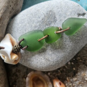 Ketting 023, met 2x groen zeeglas en 1x gefossiliseerde schelp (beige)
