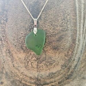 Ketting 027, groen zeeglas met ingegraveerd hartje, aan zilveren ketting.