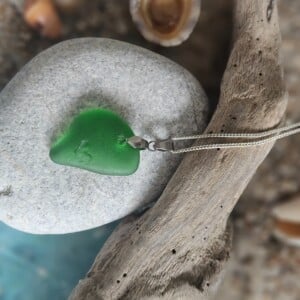 Ketting 027, groen zeeglas met ingegraveerd hartje, aan zilveren ketting.