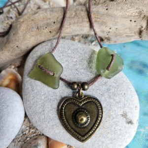 Ketting 029, groen zeeglas met koperen hart