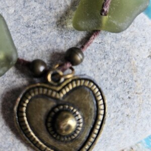 Ketting 029, groen zeeglas met koperen hart