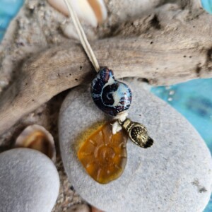 Ketting 030 cognac zeeglas, met schelp