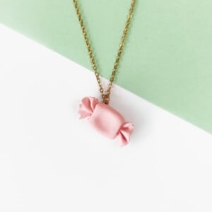 Ketting met groen en roze toffee snoepje