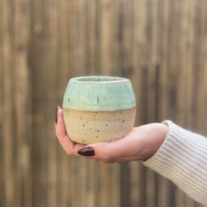Kleurrijke koffiekopjes pastel in diverse kleuren