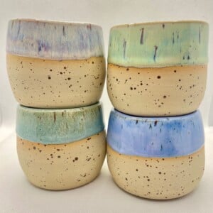 Kleurrijke koffiekopjes pastel