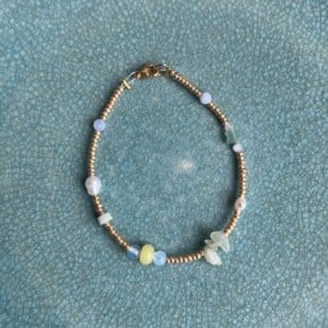 Kralenarmband met halfedelstenen in pasteltinten