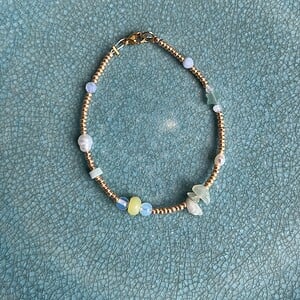Kralenarmband met halfedelstenen in pasteltinten