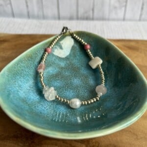 Kralenarmband met halfedelstenen in roze- en wittinten