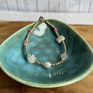 Kralenarmband met halfedelstenen in roze- en wittinten