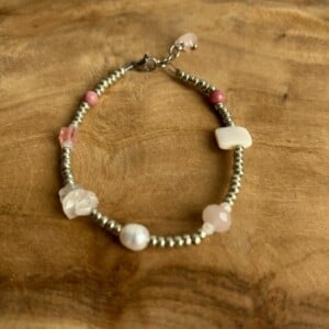 Kralenarmband met halfedelstenen in roze- en wittinten