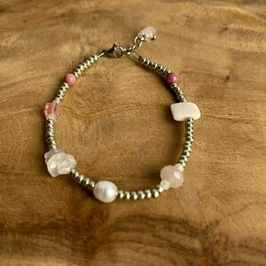 Kralenarmband met halfedelstenen in roze- en wittinten