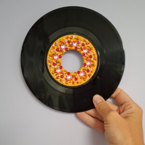 Kunst van vinyl: versierde LP 'Sunday Sunrise'