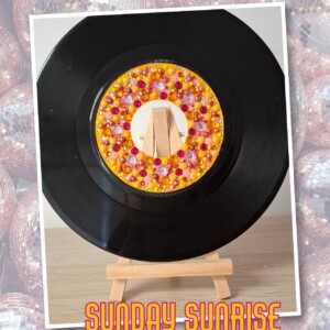 Kunst van vinyl: versierde LP 'Sunday Sunrise'