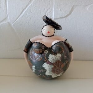 Lady in brown,dikke dame,handgemaakt,14 cm,mixed media