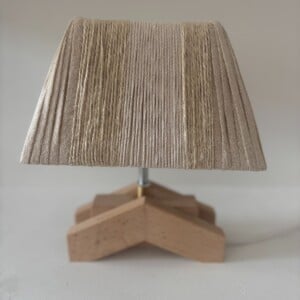 Lampje met apart design zelfgemaakt voetje van resthout.