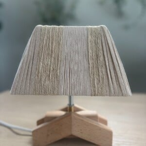 Lampje met apart design zelfgemaakt voetje van resthout.