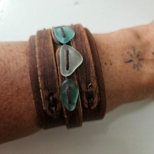 Lederen armband met 3 kleuren blauw zeeglas