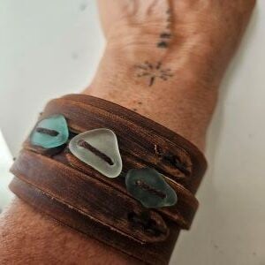 Lederen armband met 3 kleuren blauw zeeglas