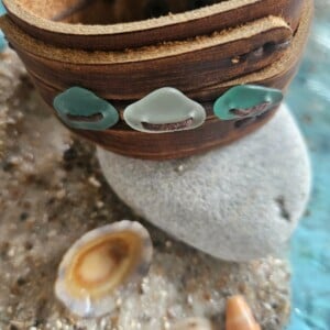 Lederen armband met 3 kleuren blauw zeeglas