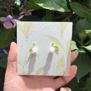 Lelietje-van-dalen Oorbellen – Microgehaakt met Lichtgroene blaadjes