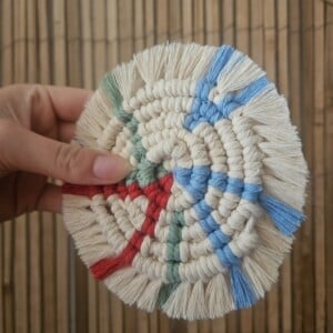 Macramé onderzetter gekleurd
