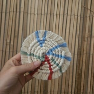 Macramé onderzetter gekleurd