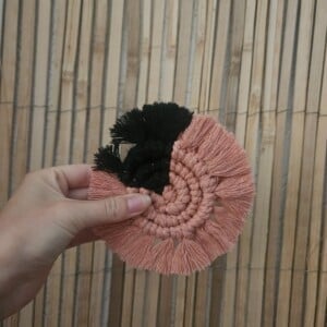 Macramé onderzetters roze-zwart