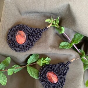 Macramé oorbellen met rood jaspis