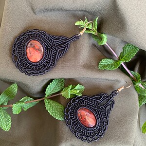Macramé oorbellen met rood jaspis