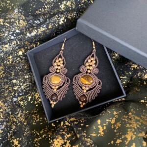 Elegant macramé oorbellen met tijgeroog