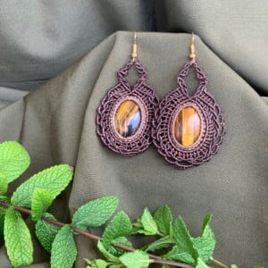 Macramé oorbellen met tijgeroog