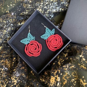 Macramé roze oorbellen