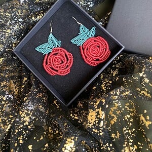Macramé roze oorbellen