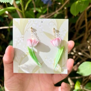 Micro Gehaakte Tulp Oorbellen – Met Blaadje