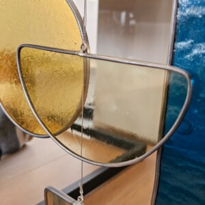 Modern Glas in lood object. "Geel>blauw". Zonnevanger. Uniek