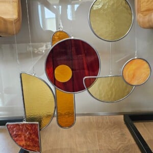 Modern Glas in lood object "ff op moeten wachten". Uniek